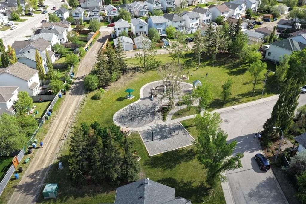 279 Hidden Hills Road NW, Calgary — photo 3 of 28