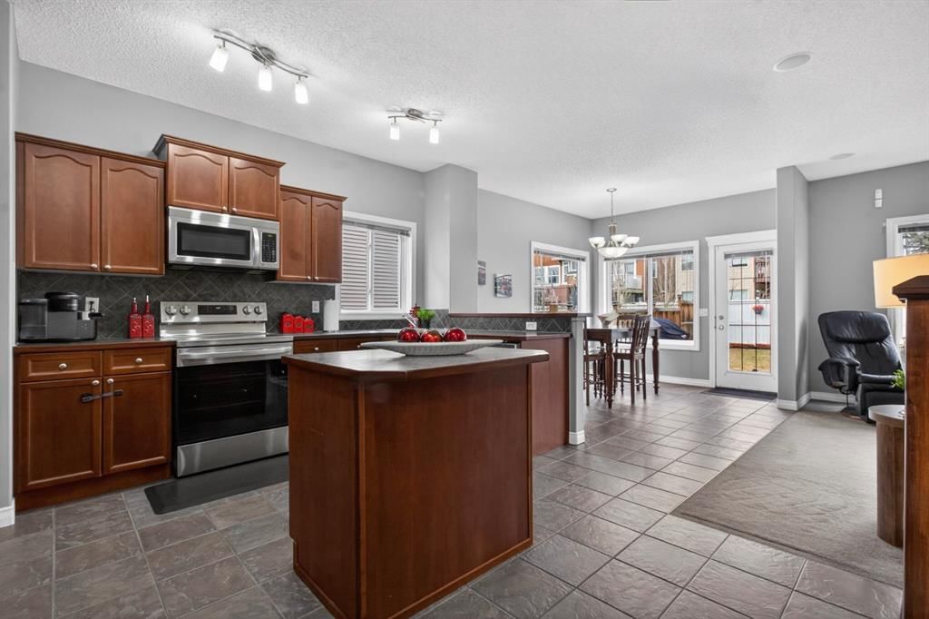 98 Evanscove Circle NW, Calgary — photo 3 of 34