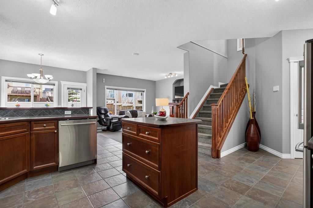 98 Evanscove Circle NW, Calgary — photo 5 of 34