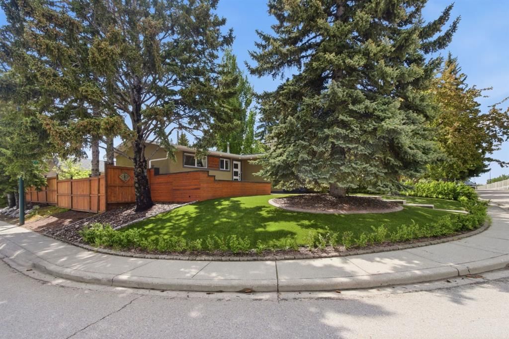 10504 Spadina Drive SW, Calgary — photo 2 of 48
