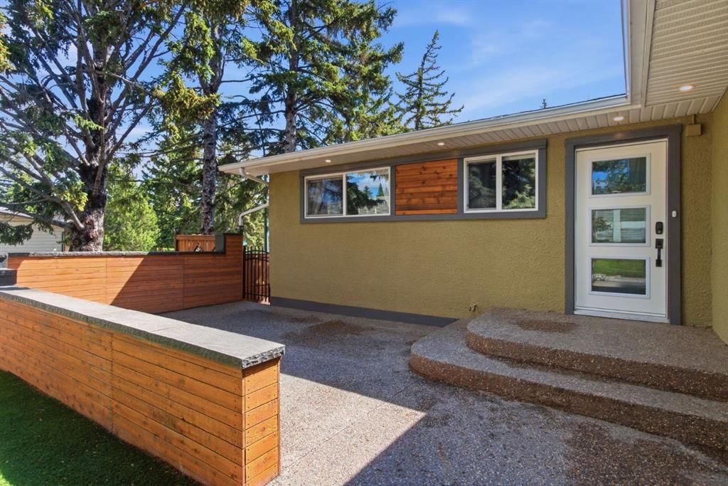 10504 Spadina Drive SW, Calgary — photo 3 of 48