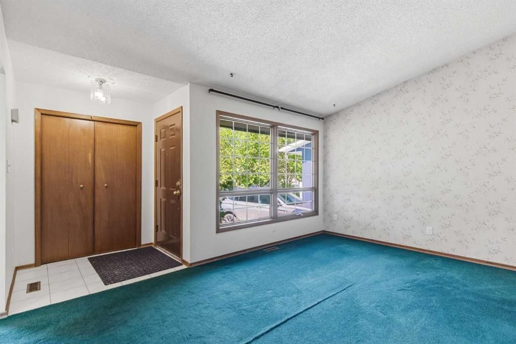 19 Templevale Way NE, Calgary — photo 4 of 46