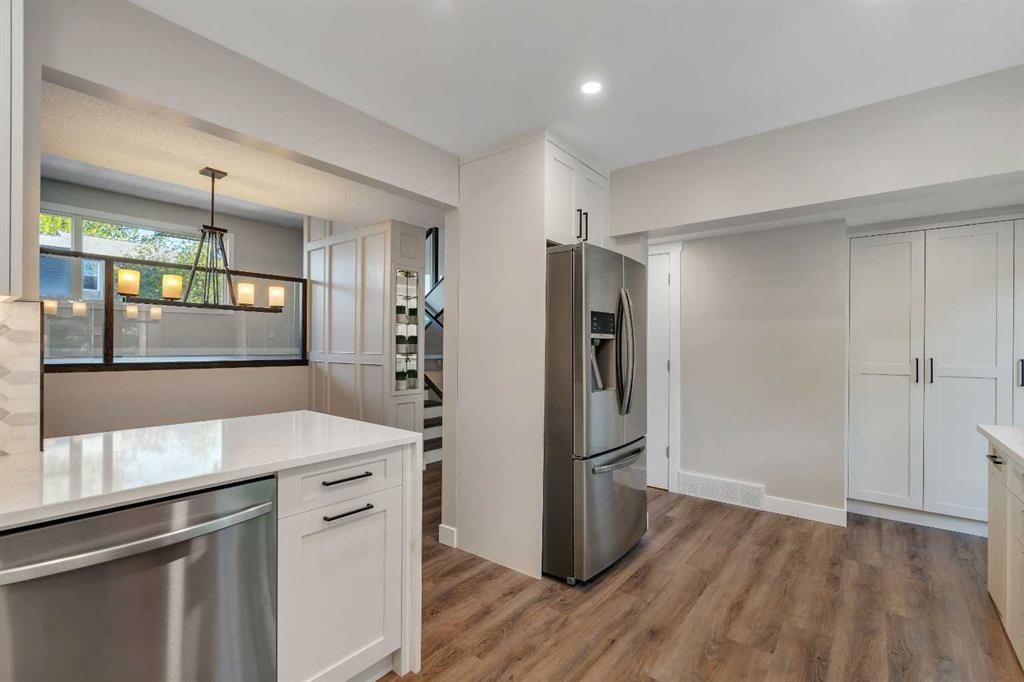 370 Brae Glen Crescent SW, Calgary — photo 3 of 29