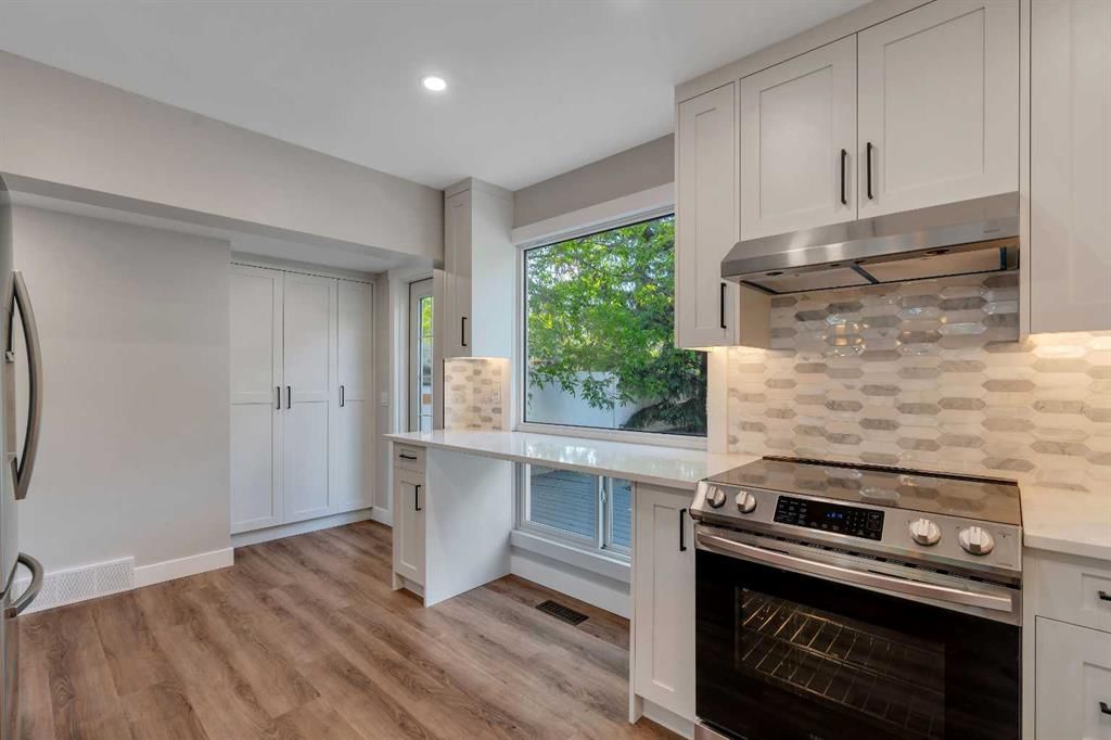 370 Brae Glen Crescent SW, Calgary — photo 4 of 29