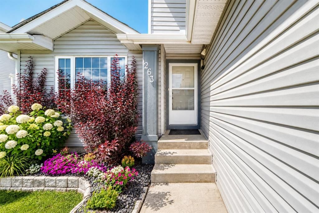 263 Coral Keys Drive NE, Calgary — photo 3 of 50