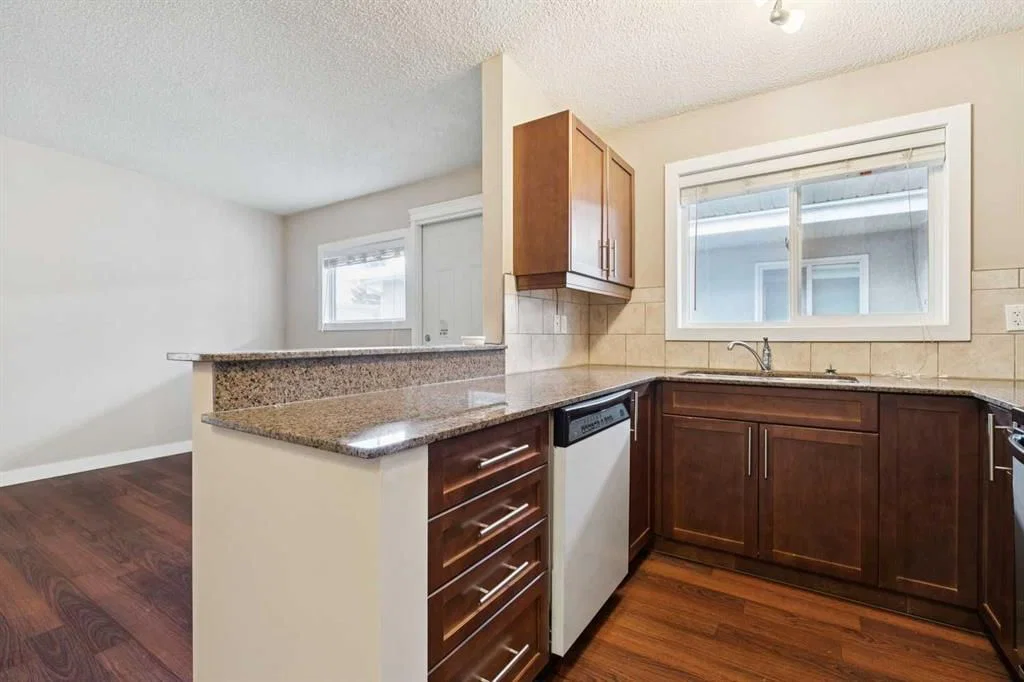 4, 605 67 Avenue SW, Calgary — photo 4 of 20
