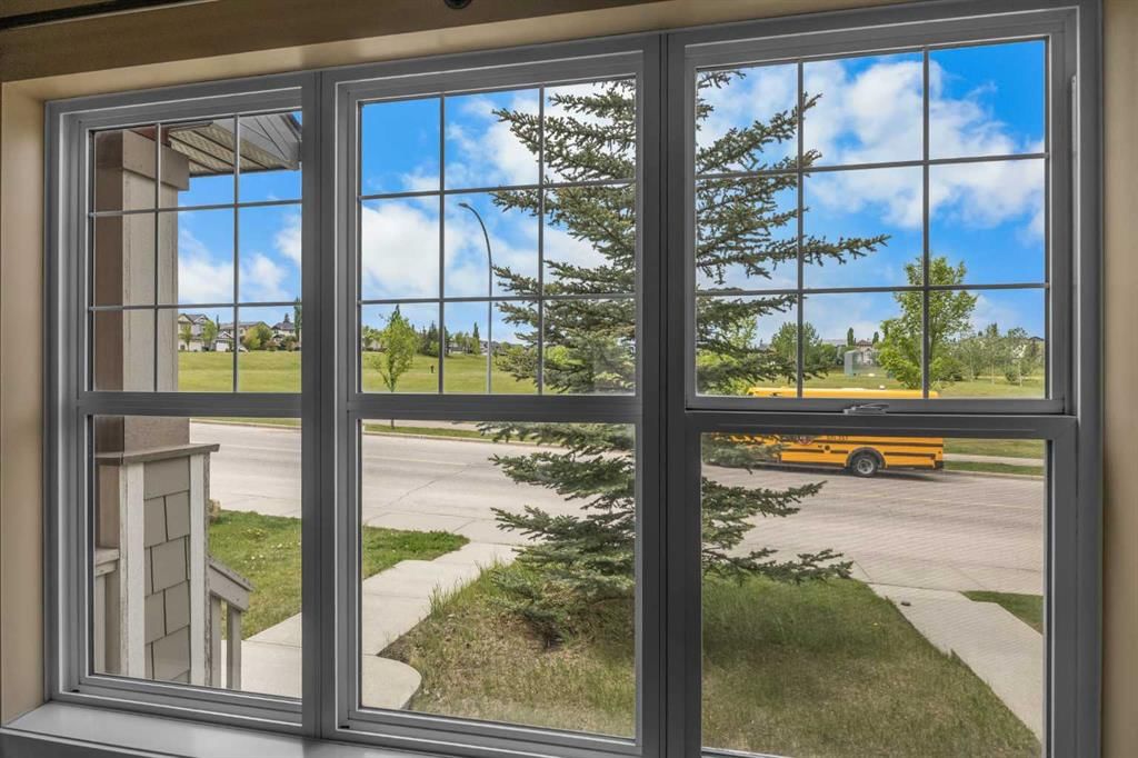 928 Panamount Boulevard NW, Calgary — photo 4 of 36