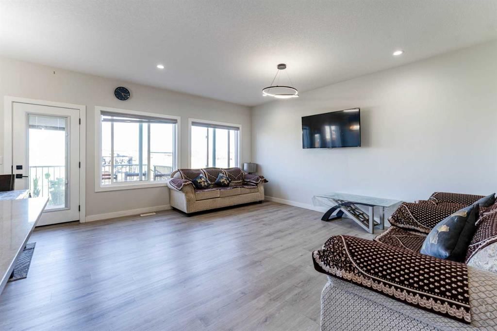 124 Cornerbrook Green NE, Calgary — photo 4 of 50