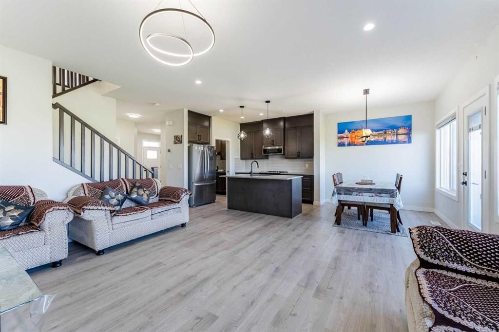 124 Cornerbrook Green NE, Calgary — photo 5 of 50
