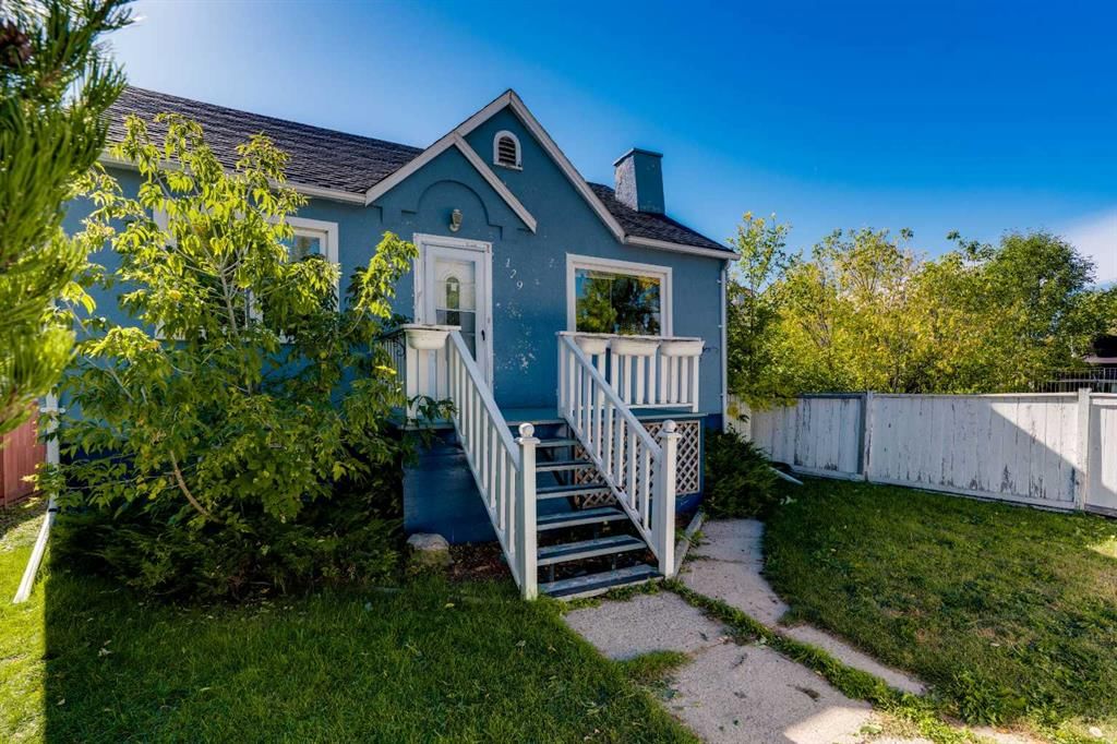 129 18 Avenue NW, Calgary — photo 3 of 50