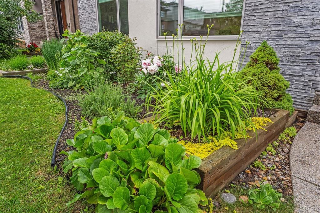 1734 37 Avenue SW, Calgary — photo 2 of 50