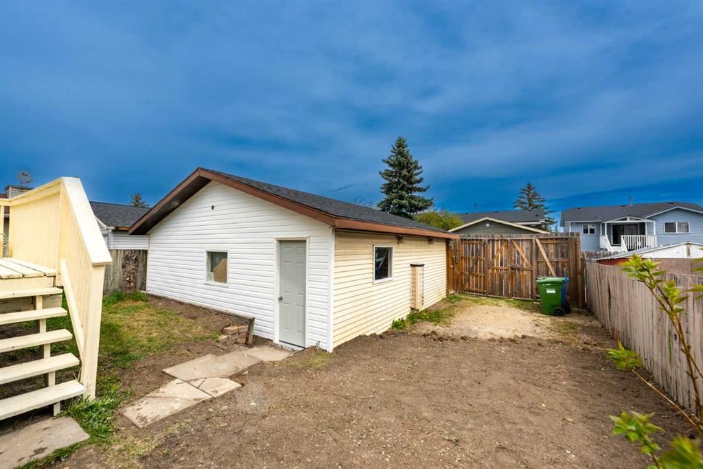 141 Falshire Close NE, Calgary — photo 4 of 41