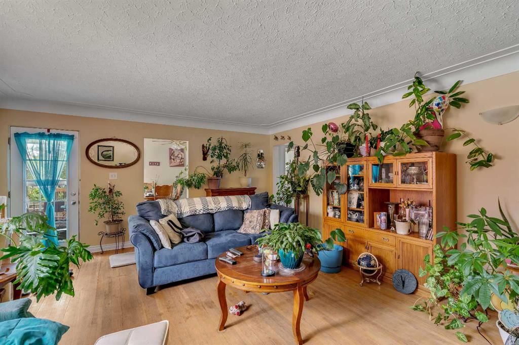 7621 23 Street SE, Calgary — photo 4 of 37