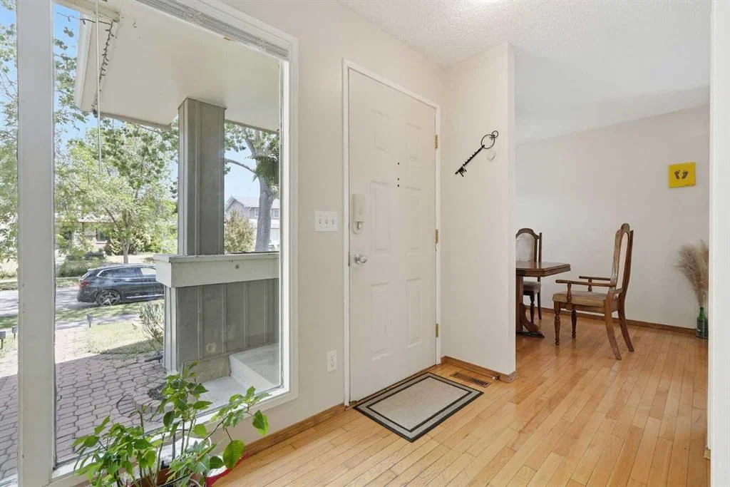121 Sunbank Way SE, Calgary — photo 3 of 44
