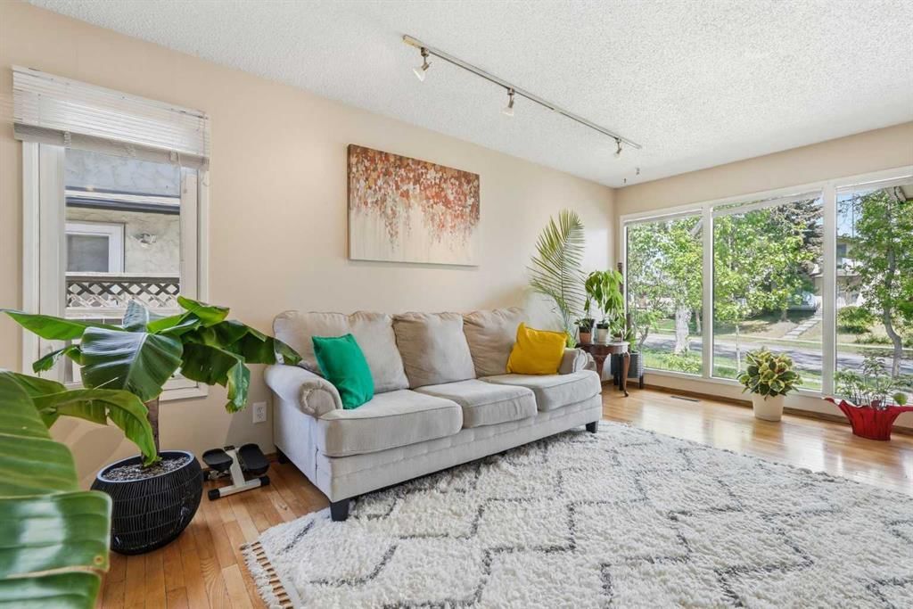 121 Sunbank Way SE, Calgary — photo 4 of 44