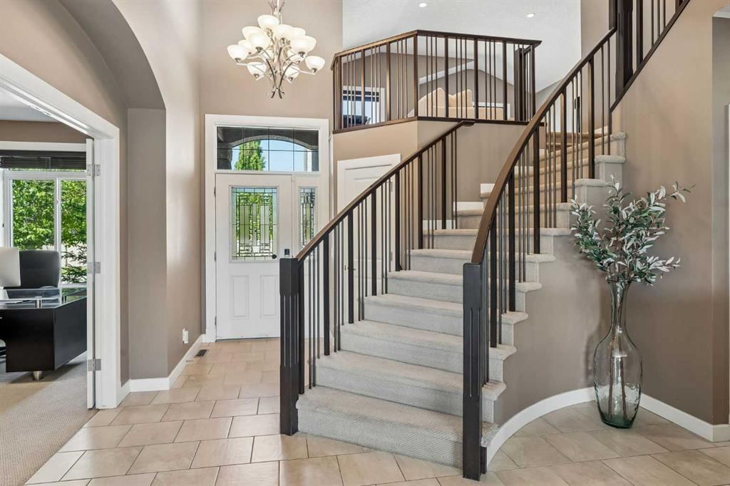 92 Panatella Crescent NW, Calgary — photo 4 of 44