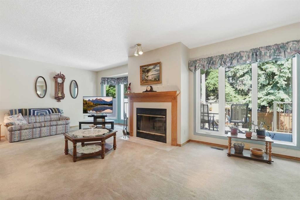 22A Woodmeadow Close SW, Calgary — photo 3 of 32