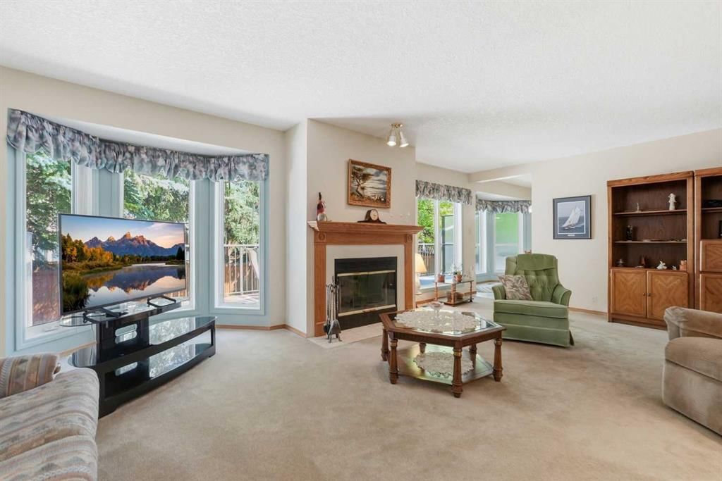 22A Woodmeadow Close SW, Calgary — photo 4 of 32
