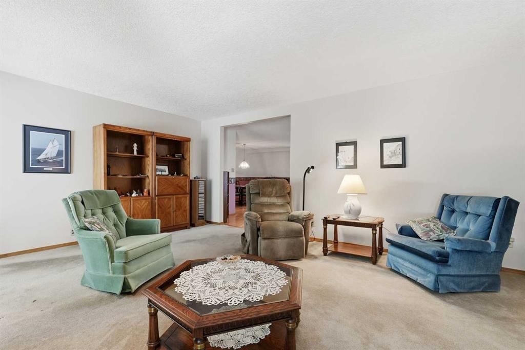 22A Woodmeadow Close SW, Calgary — photo 5 of 32