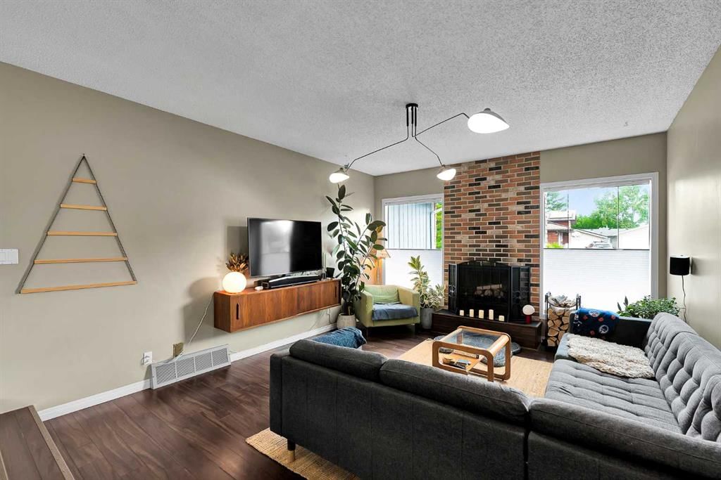 131 Deer Run Close SE, Calgary — photo 4 of 25