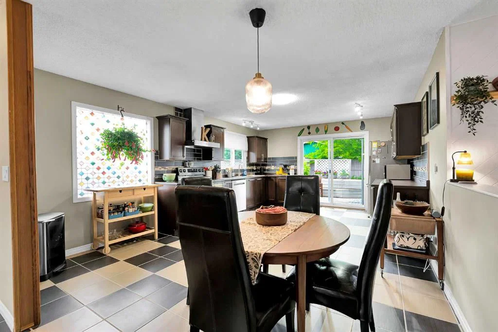 131 Deer Run Close SE, Calgary — photo 5 of 25