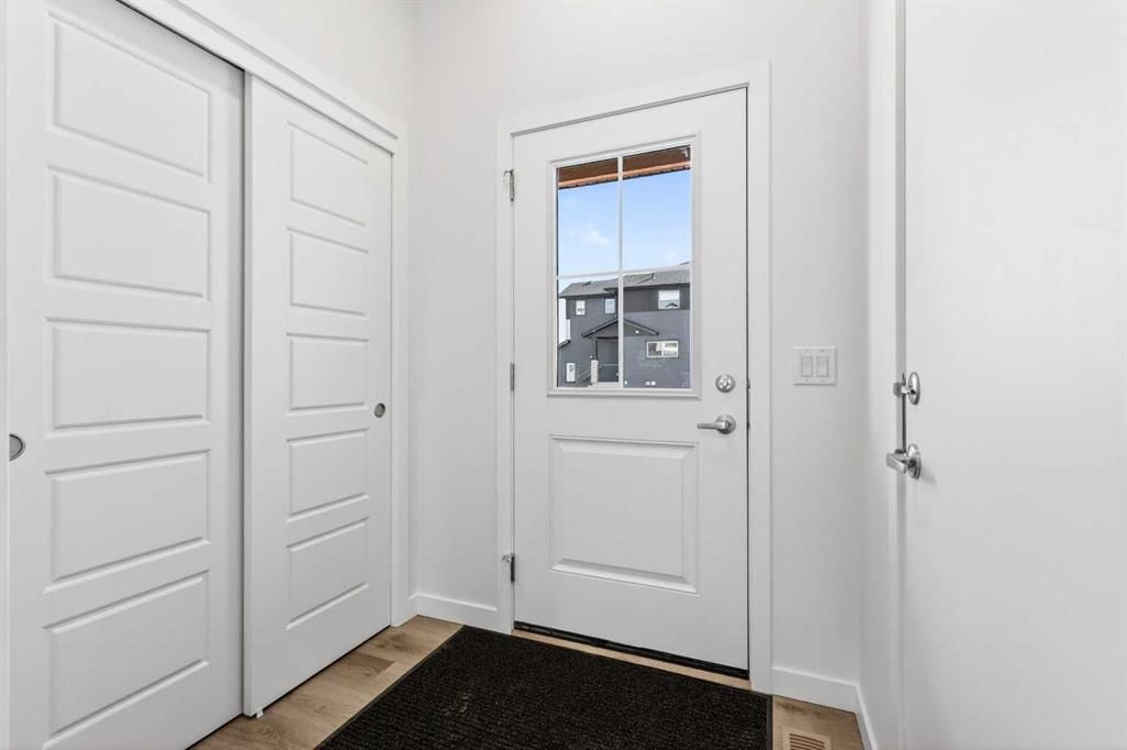 50 Creekside Way SW, Calgary — photo 3 of 40