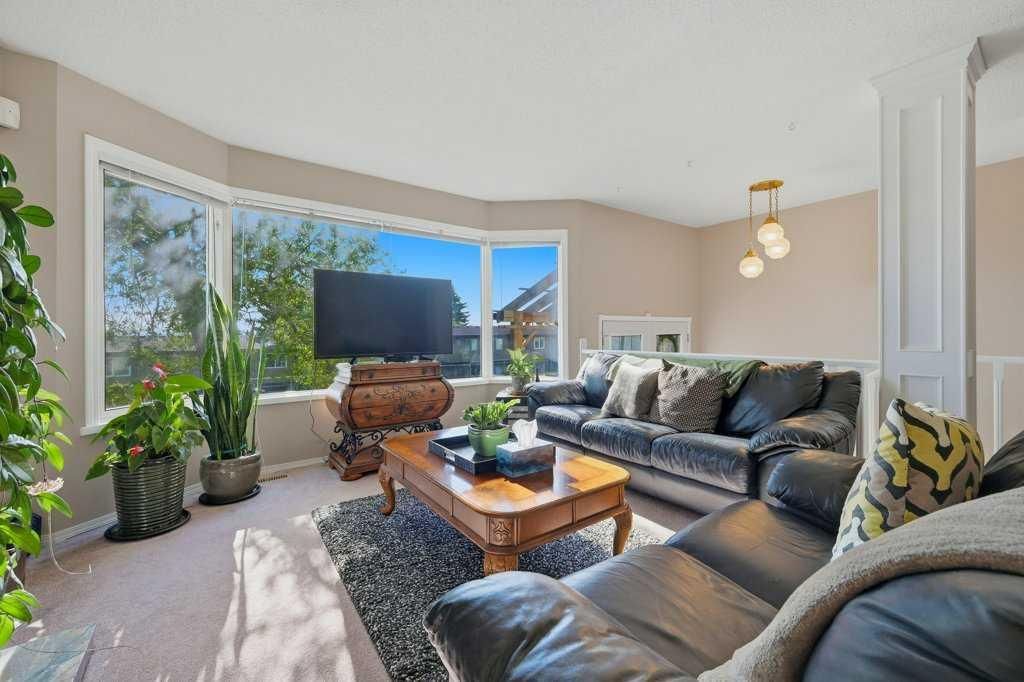 7115 Huntercrest Road NW, Calgary — photo 4 of 36