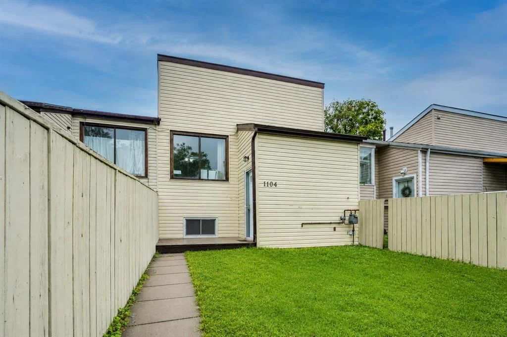 1104 53C Street SE, Calgary — photo 4 of 33