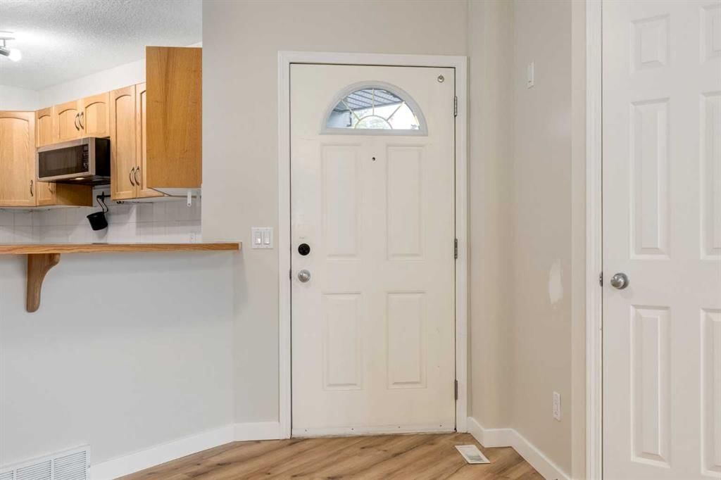 1, 6202 Bowness Road NW, Calgary — photo 3 of 39