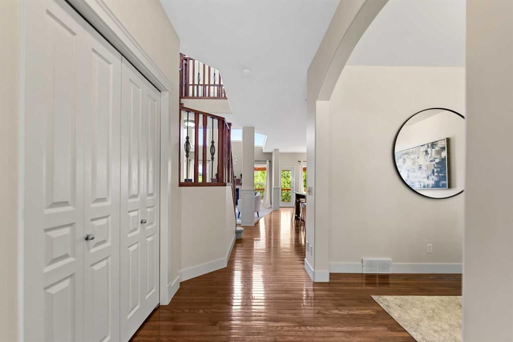48 Strathlea Close SW, Calgary — photo 3 of 39