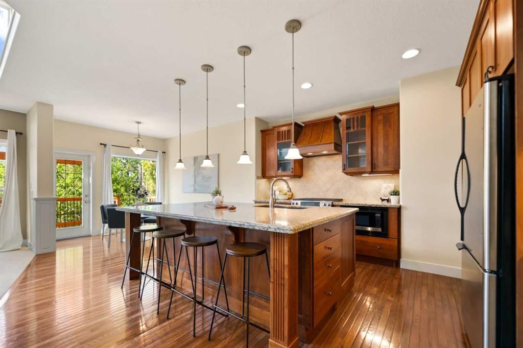 48 Strathlea Close SW, Calgary — photo 5 of 39