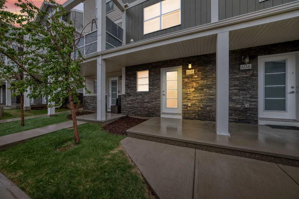 608 Redstone View NE, Calgary — photo 5 of 33