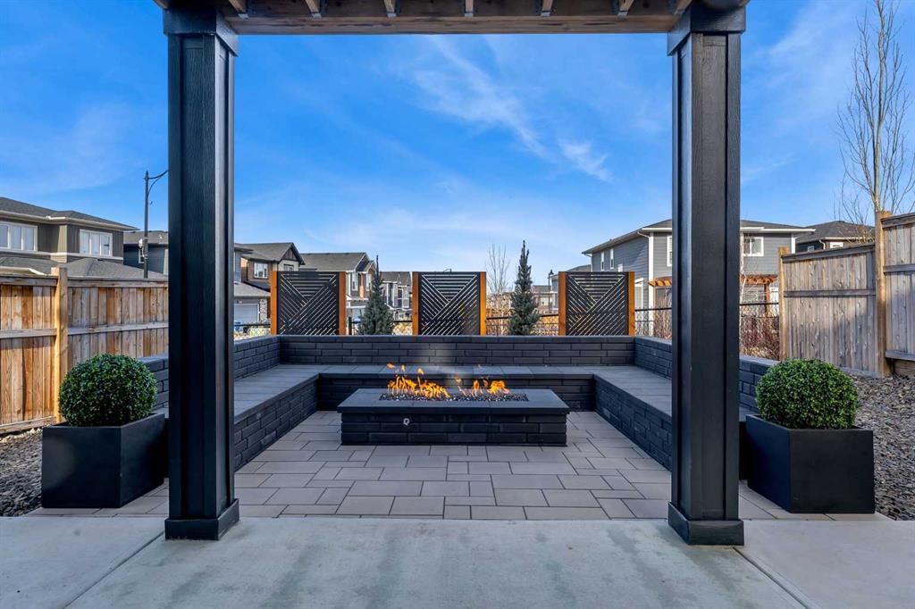 325 Crestmont Drive SW, Calgary — photo 2 of 48
