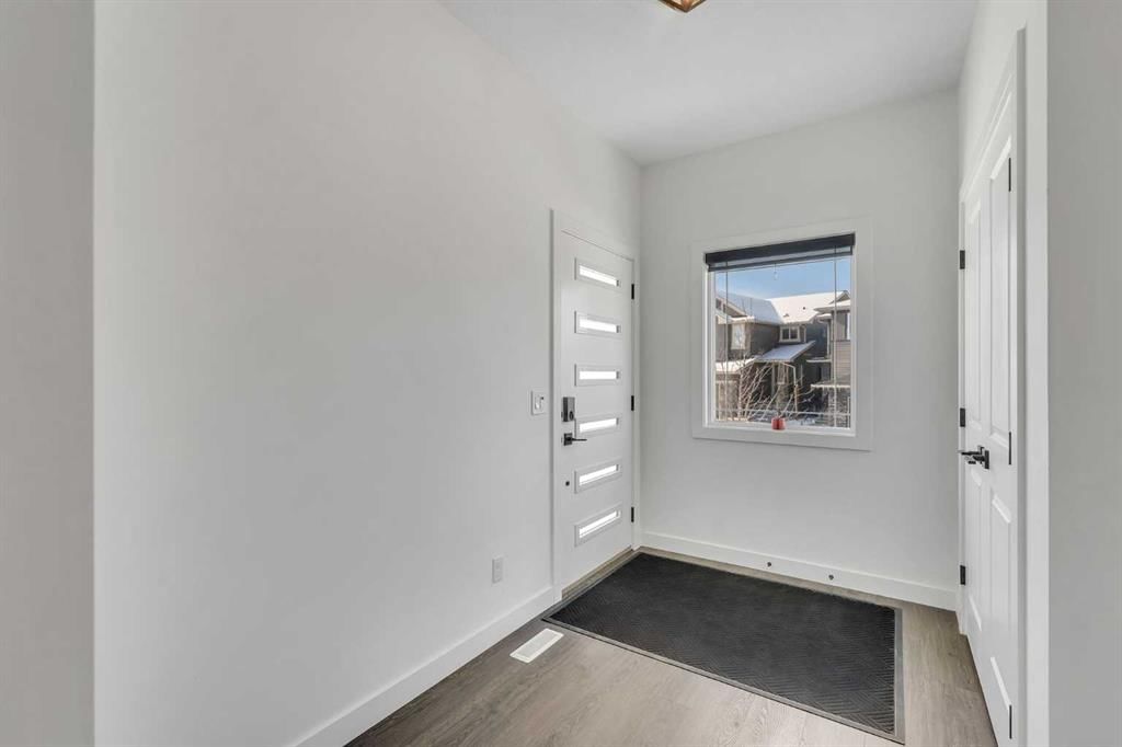 325 Crestmont Drive SW, Calgary — photo 4 of 48
