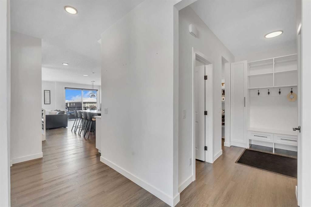 325 Crestmont Drive SW, Calgary — photo 5 of 48
