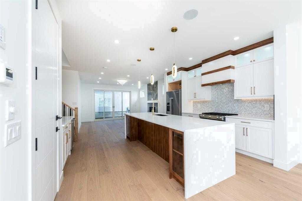 105 Hartford Road NW, Calgary — photo 2 of 37