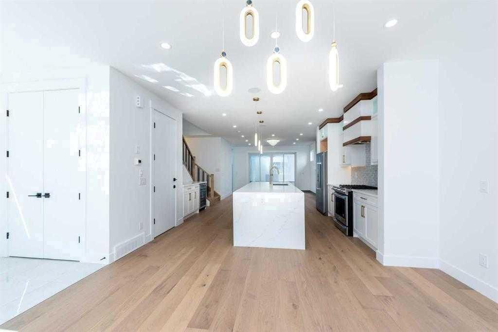 105 Hartford Road NW, Calgary — photo 5 of 37