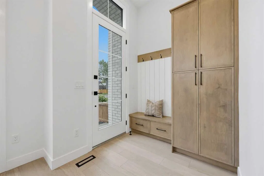 806 23 Avenue SE, Calgary — photo 4 of 50