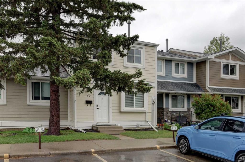 40 Georgian Villas NE, Calgary — photo 2 of 30
