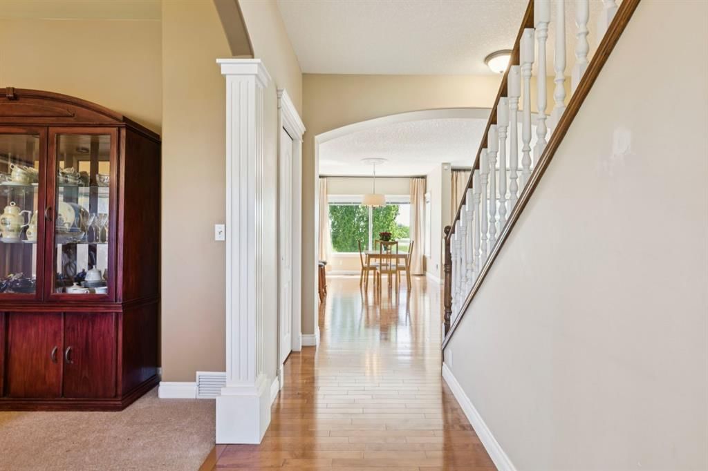 36 Discovery Ridge Court SW, Calgary — photo 2 of 34