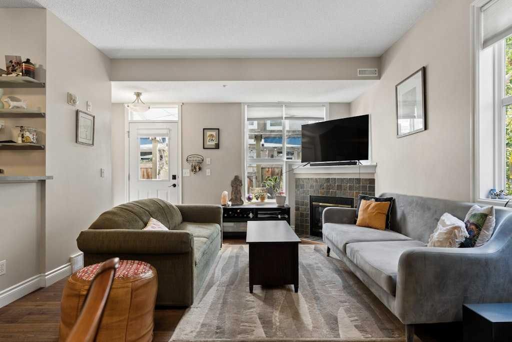 12, 2001 34 Avenue SW, Calgary — photo 3 of 24
