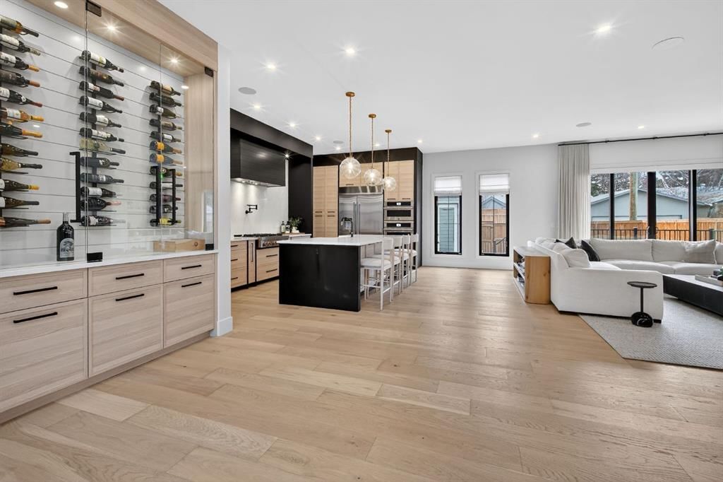 6515 Longmoor Way SW, Calgary — photo 4 of 27