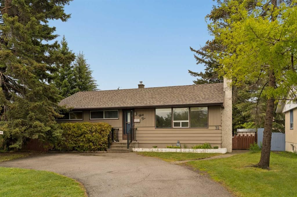 32 Gladeview Crescent SW, Calgary — main listing photo