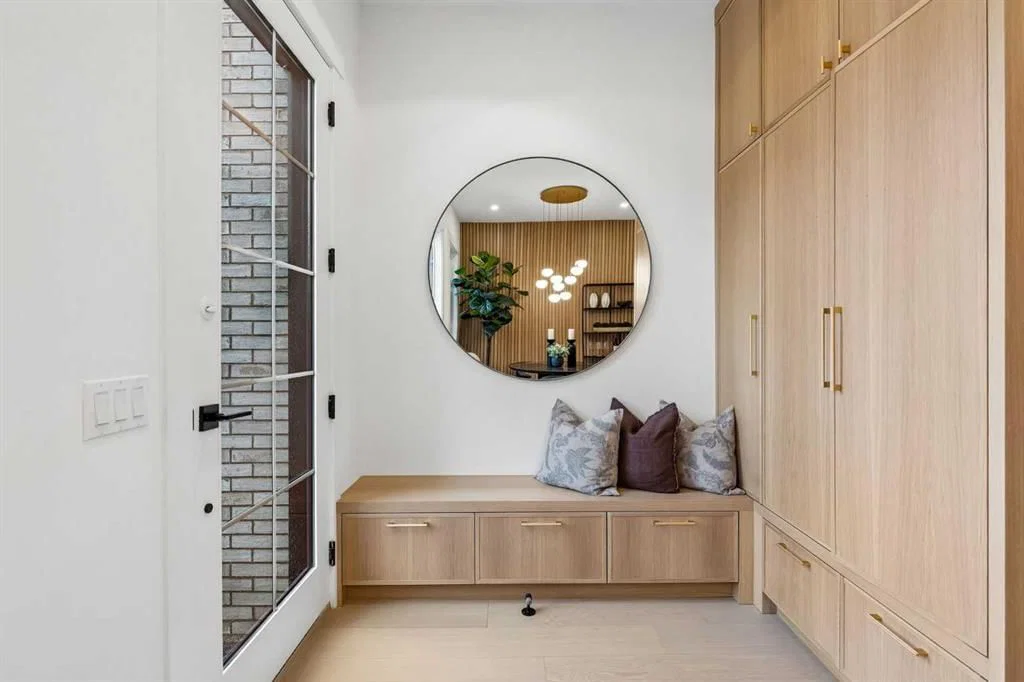 1807 Broadview Road NW, Calgary — photo 4 of 50