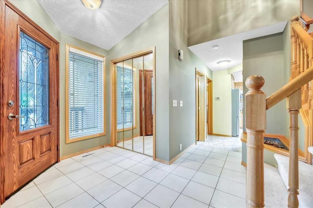 231 Mt Victoria Place SE, Calgary — photo 3 of 40