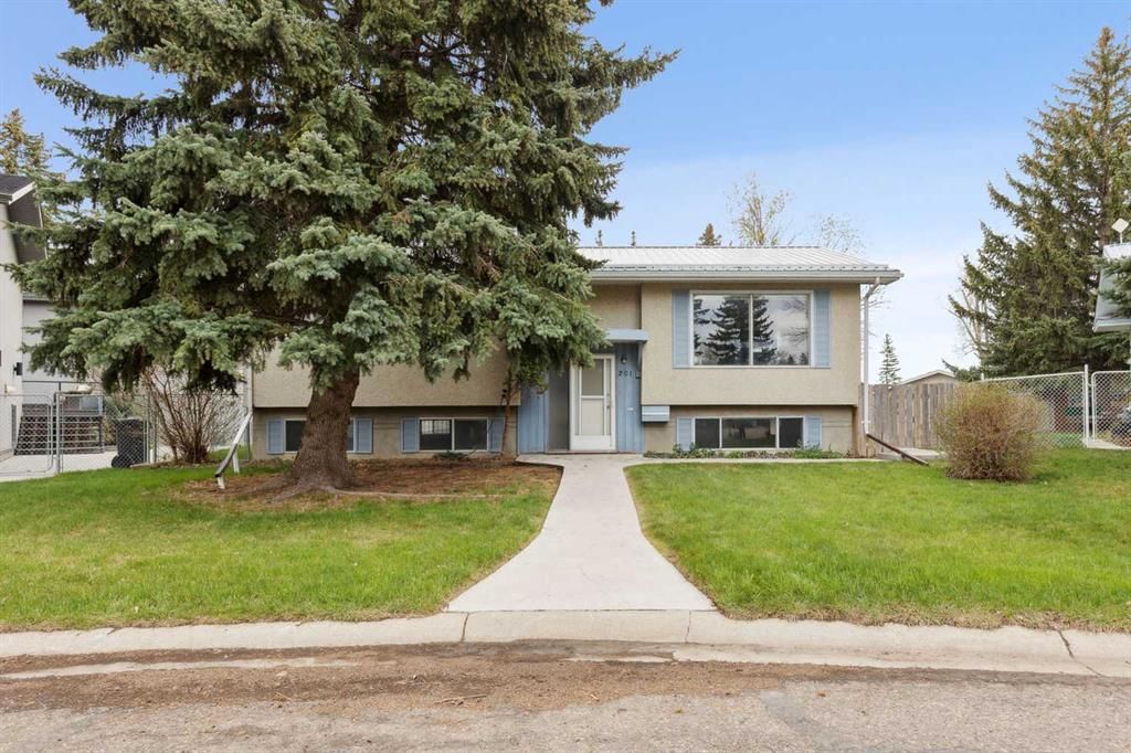 201 11 Avenue SW, High River — photo 3 of 40