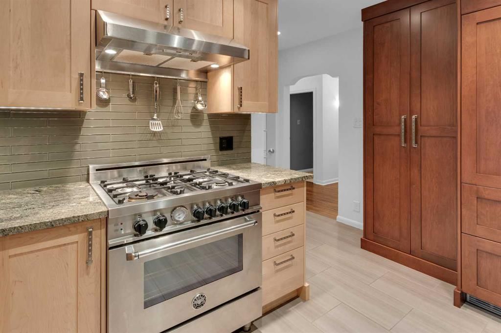 2523 19A Street SW, Calgary — photo 2 of 33