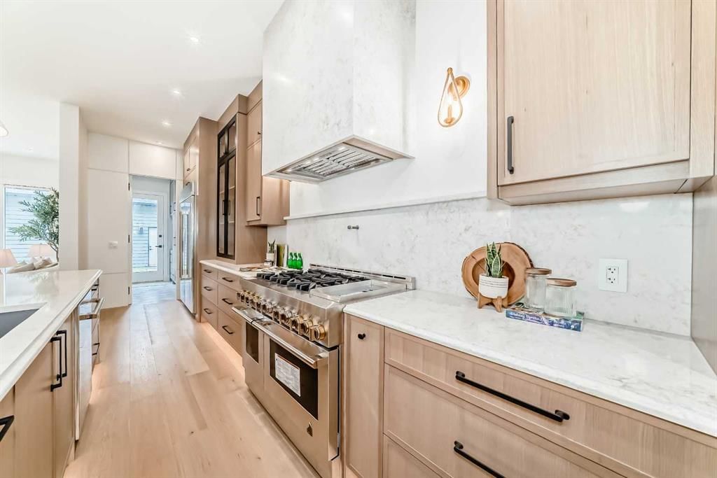2034 52 Avenue SW, Calgary — photo 4 of 43