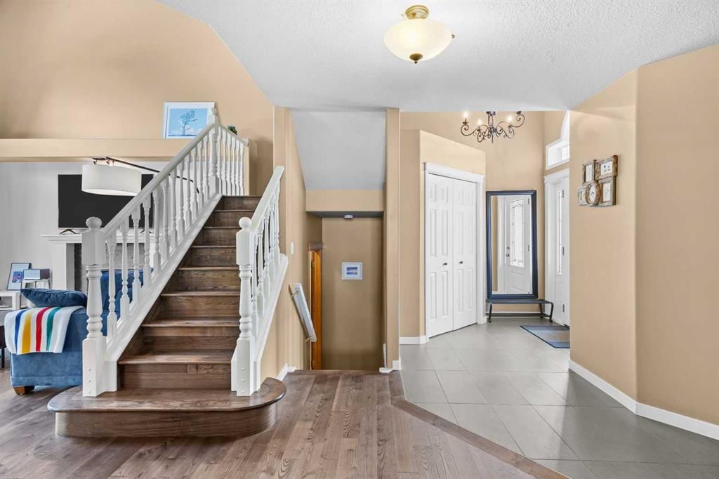 929 Sierra Morena Court SW, Calgary — photo 5 of 50
