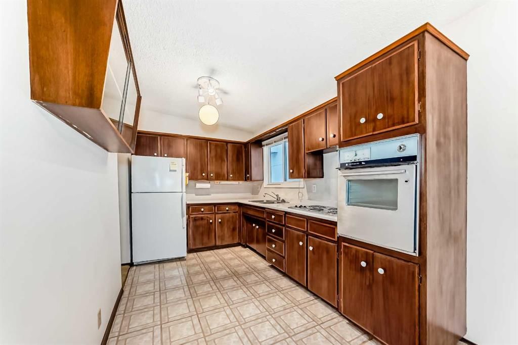 2224A 34 Street SW, Calgary — photo 3 of 23